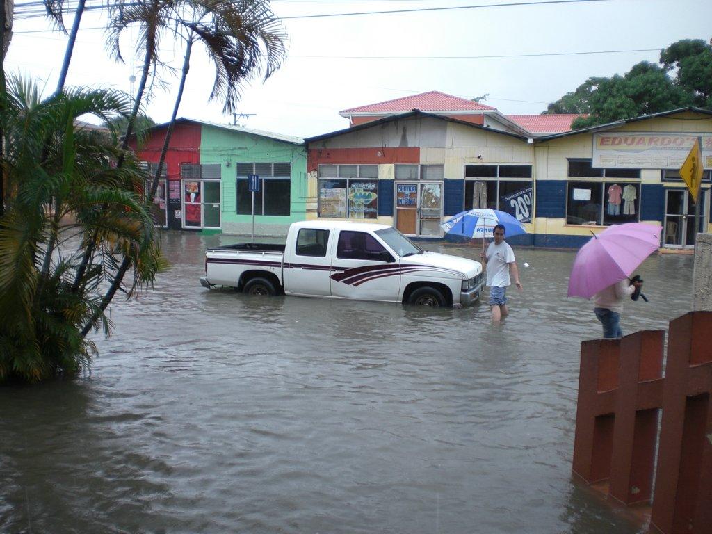 Pedro Azcárate rescatando su carro de las aguas.