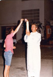 el-p-felix-enciende-la-luz-pascual-de-benagalbon